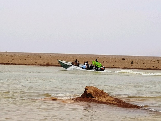 شهروندان مهریزی برای کمک به سیل زدگان، قایق سواری می کنند