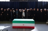حضور فرزندان رهبر شهید در مراسم اقامه نماز بر پیکر ایشان  (7)
