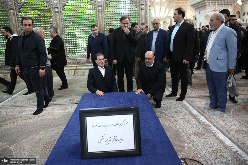 تجدیدمیثاق رئیس و جمعی از کارکنان بنیاد مستضعفان با امام راحل