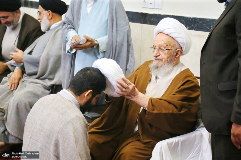 مراسم جشن عید غدیر و عمامه‌گذاری طلاب در بیت مراجع  تقلید و علما
