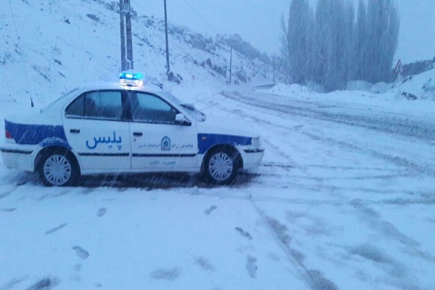 جاده های تکاب در جنوب آذربایجان غربی برفی و کولاکی است