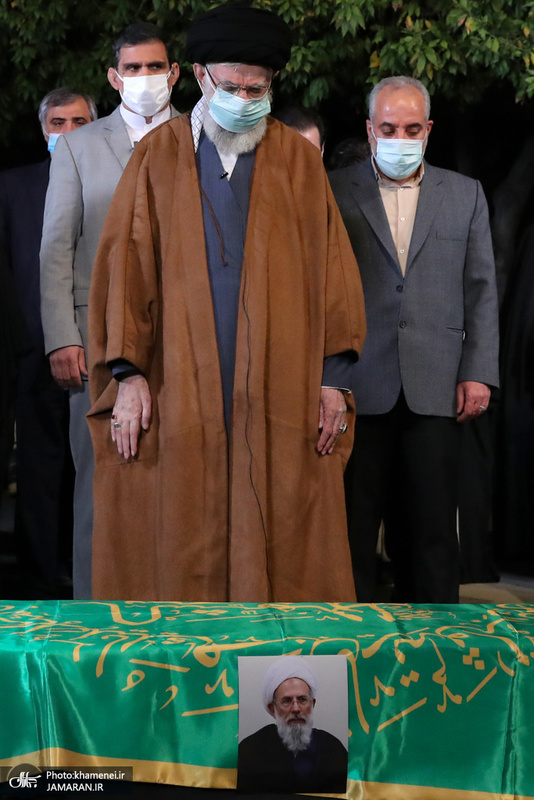 اقامه نماز رهبر معظم انقلاب بر پیکر آیت الله ری شهری