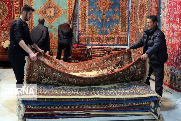 تولید فرش دستبافت در مهاباد ۱۰ درصد کاهش یافت