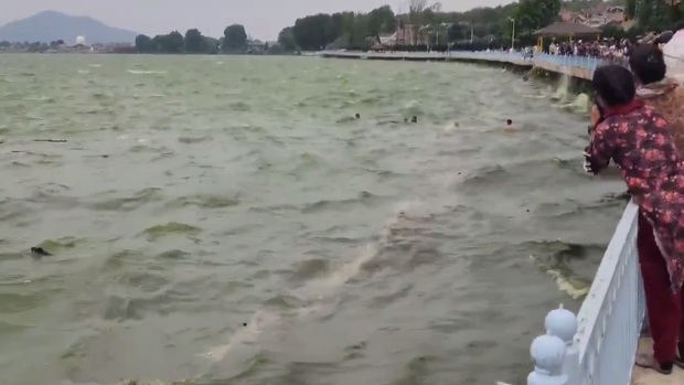 یک قایق در کشمیر واژگون شد + فیلم