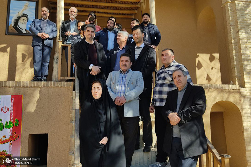 حضور اقشار مختلف مردم به مناسبت دهه فجر در بیت تاریخی امام خمینی (س)