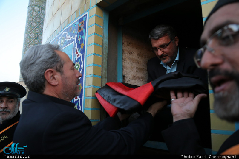 تعویض پرچم گنبد حرم مطهر حضرت معصومه(س) در آغاز ماه محرم