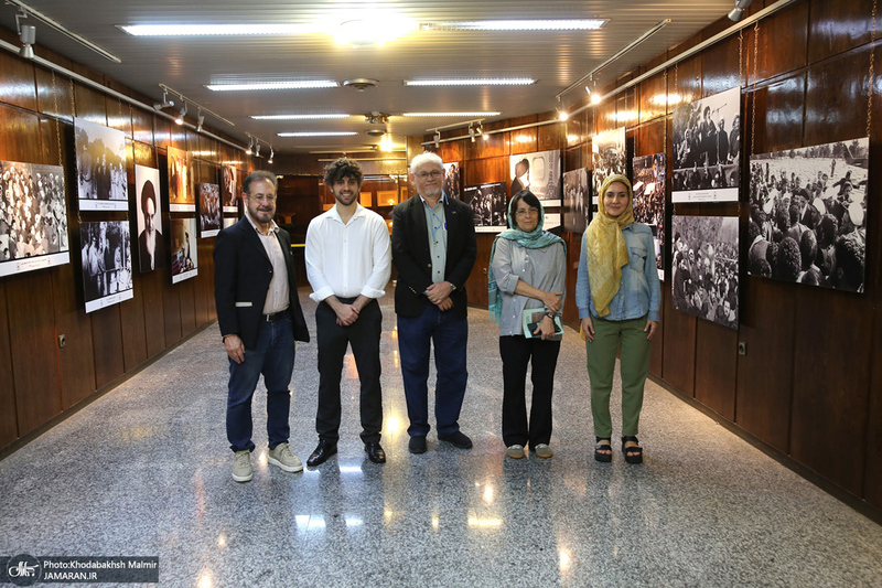 بازدید مهمانان خارجی شرکت کننده در مراسم وداع و تشییع رهبر شهید از حسینیه جماران