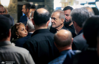 دیدار پزشکیان با جمعی از خانواده های آسیب دیده از جنگ (11)