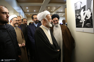 بازدید آیت الله دری نجف آبادی از نمایشگاه عکس امام دل‌ها‎