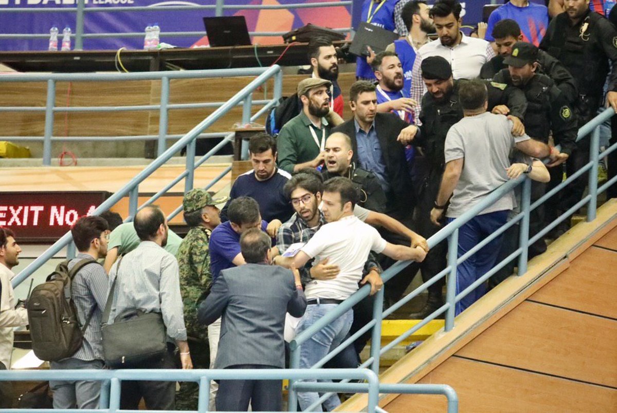 کتک خوردن خبرنگاران بعد از پایان بازی ایران و استرالیا + عکس و فیلم 
