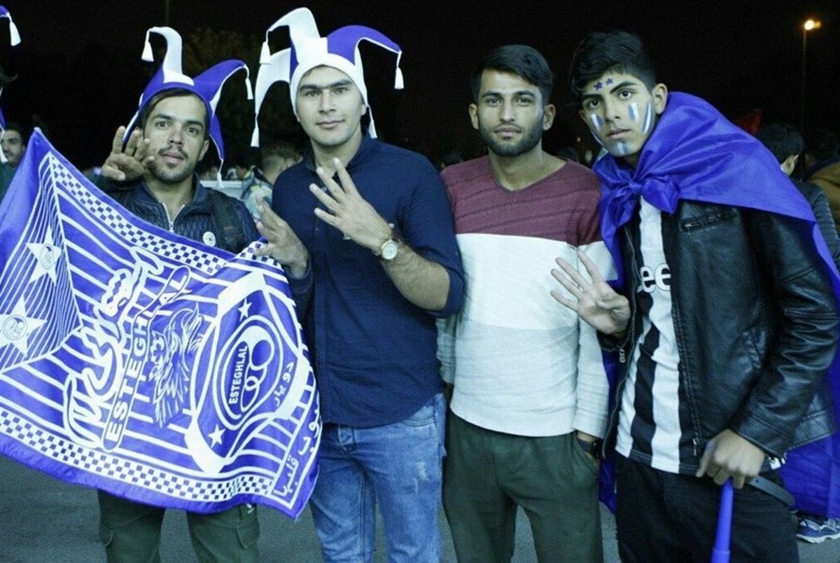 هواداران سرخابی ها مقابل ورزشگاه آزادی در شب پیش از دربی+ تصاویر 