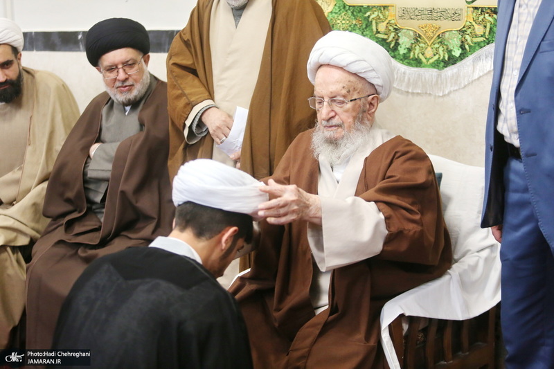 عمامه گذاری طلاب در روز عید مبعث توسط مراجع عظام تقلید‎‎