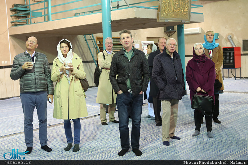 بازدید گردشگران آلمانی و اتریشی از بیت امام خمینی (س) در جماران 