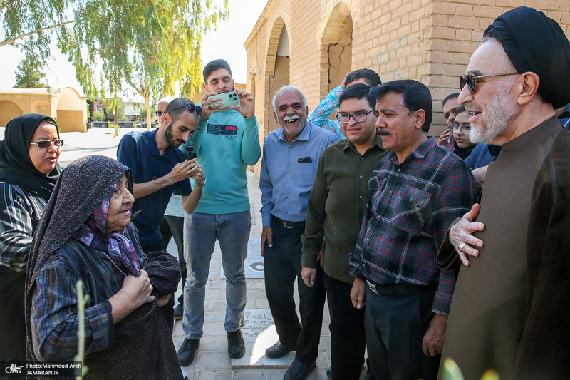 حضور سید محمد خاتمی بر مزار آیت الله سید روح الله خاتمی (ره)