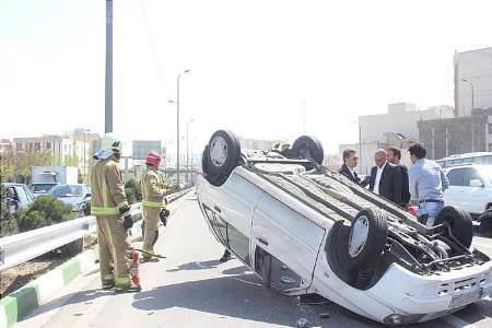 وزش باد شدید در گیلان موجب واژگونی چندین خودرو شد