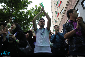 شادی مردم تهران پس از اعلام نتایج انتخابات ۲۹ اردیبهشت 