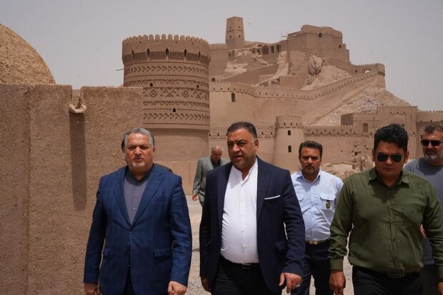 بازدید کنشگران فرهنگی از ارگ بم در روز جهانی محوطه ها و بناهای تاریخی