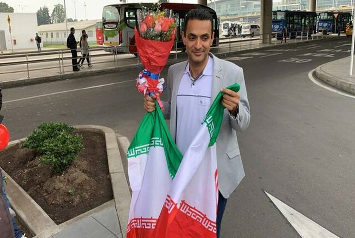 80 میلیون ایرانی طرفدار تیم ملی کلمبیا!/ استقبال هوادار ایرانی از سرمربی سابق تیم ملی در بوگوتا