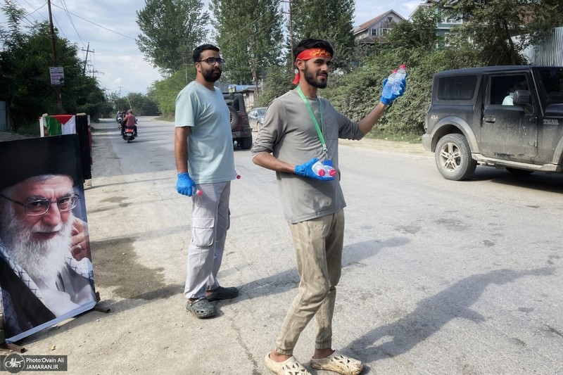 توزیع آب و شربت نذری برای حمایت از مردم غزه در کشمیر