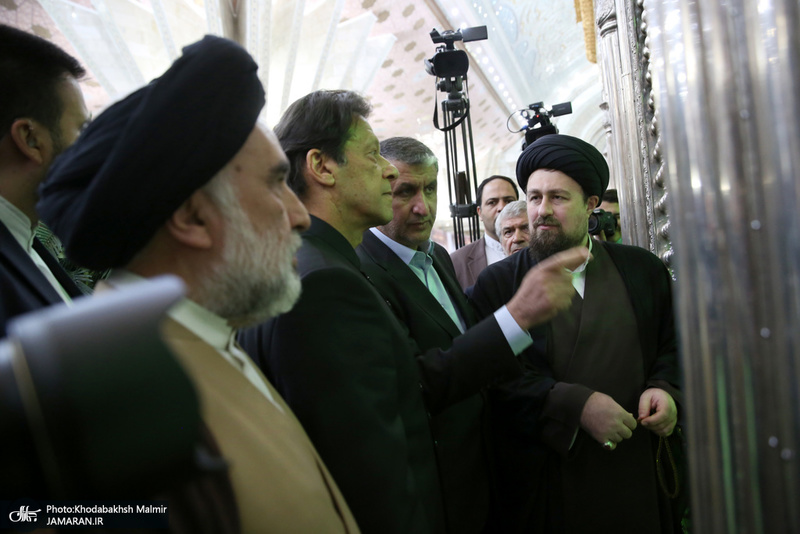 ادای احترام نخست وزیر پاکستان به مقام شامخ امام خمینی(س)
