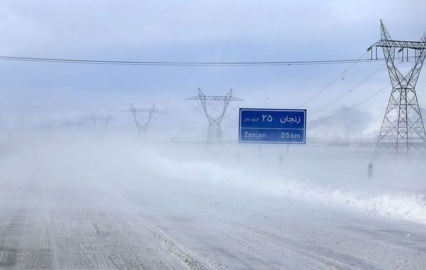 بارش برف و کولاک شدید آزادراه تبریز - زنجان را بست