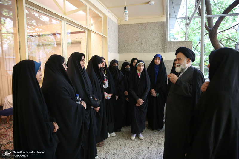 بازدید جمعی از دانشجویان فعال فرهنگی سیاسی و اجتماعی دانشگاه های استان هرمزگان از بیت امام خمینی (س)در جماران