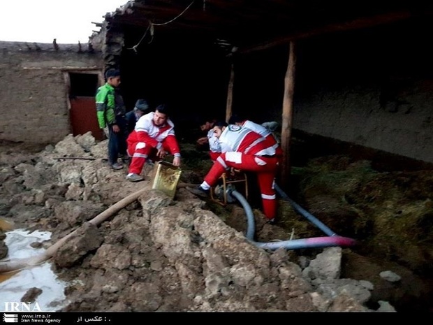 خانواده بردسکنی گرفتار در آبگرفتگی منزل نجات یافتند