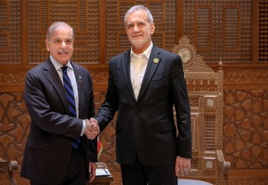 ببینید/ احوال پرسی پزشکیان با نخست وزیر پاکستان به زبان فارسی