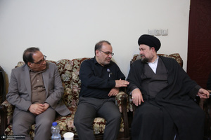 اقامه نمازسید حسن خمینی  بر پیکر شهید حیدری در حرم مطهر امام خمینی (س)