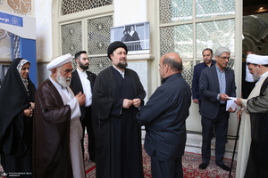 بازدید رئیس مجلس از نمایشگاه عکس امام خمینی