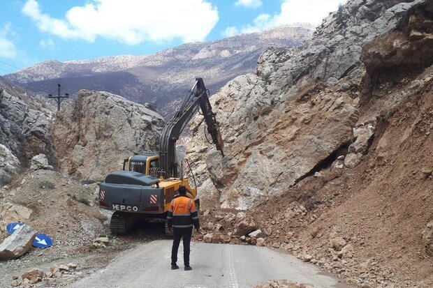 محور روستایی فینسک بر اثر ریزش کوه در تنگه کارود مسدود است