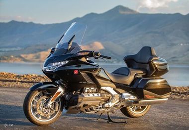 معرفی هوندا گلدوینگ Tour و مقایسه با بی ام و R 1250 GS Adventure +تصاویر
