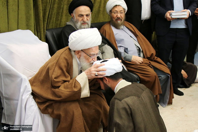 عمامه گذاری طلاب در روز عید مبعث توسط مراجع عظام تقلید‎‎