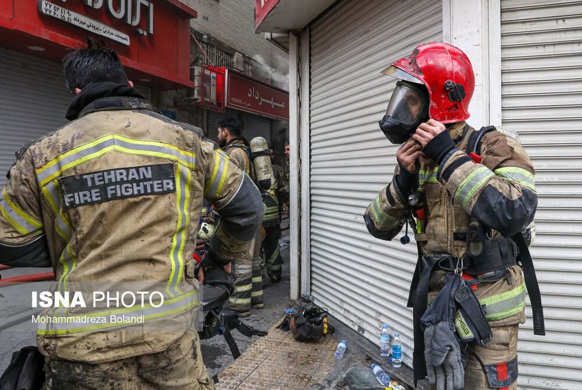 آتش سوزی ساختمان اداری در خیابان طالقانی + فیلم/  شهادت یک آتش‌نشان در حریق ساختمان خیابان بهار