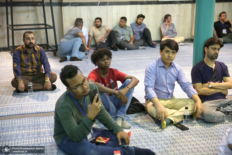 بازدید جمعی از دانشجویان خارجی از بیت امام خمینی (س) در جماران  1