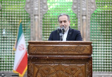 عراقچی در حرم امام: امیدوارم نتایج دیپلماسی را به زودی ببینیم