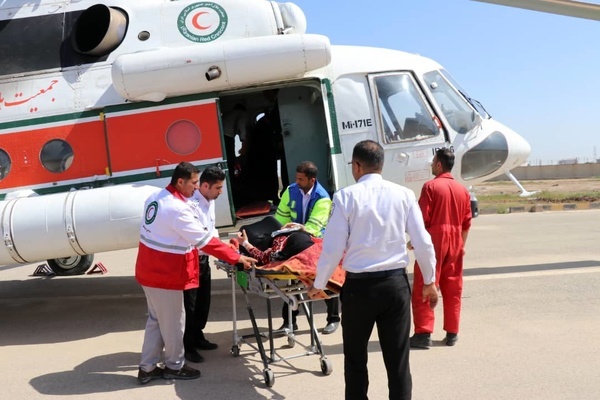 انتقال هوایی زن باردار از اردوگاه اسکان موقت آهودشت شوش به اهواز