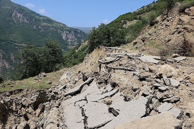 رانش زمین روستای «کانی زرد» سردشت را در معرض خطر قرار داد