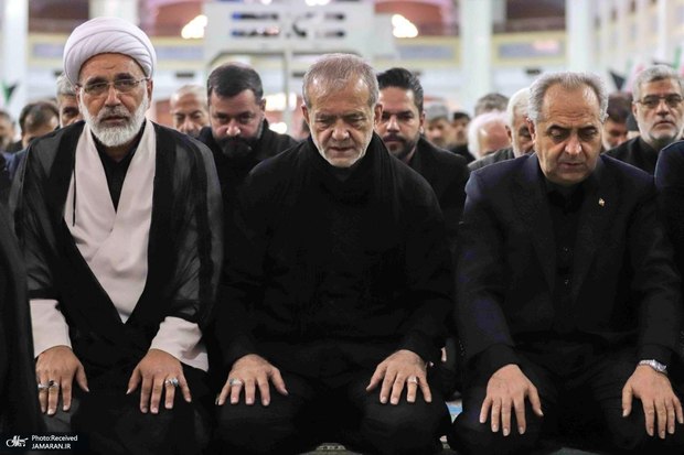 حضور پزشکیان در نماز ظهر عاشورا در مصلی امام خمینی(ره) تبریز + عکس