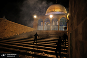 حمله نظامیان رژیم صهیونیستی به نمازگزاران در مسجد الاقصی/  ده ها فلسطینی مجروح شدند + فیلم - حماس: تعرض به مسجدالاقصی، منطقه را به آتش خواهد کشید