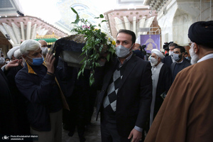 اقامه نماز بر پیکر مرحوم حاج محمد کمساری توسط سید حسن خمینی