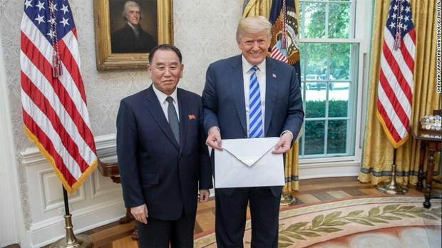 تصویر پاکت نامه عجیب و غول پیکری که رهبر کره شمالی برای ترامپ فرستاد!