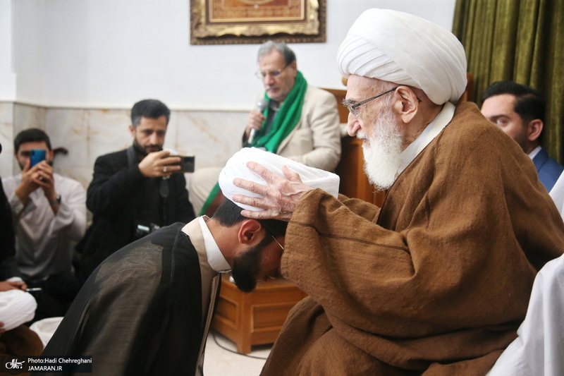 عمامه گذاری طلاب در روز عید مبعث توسط مراجع عظام تقلید‎‎