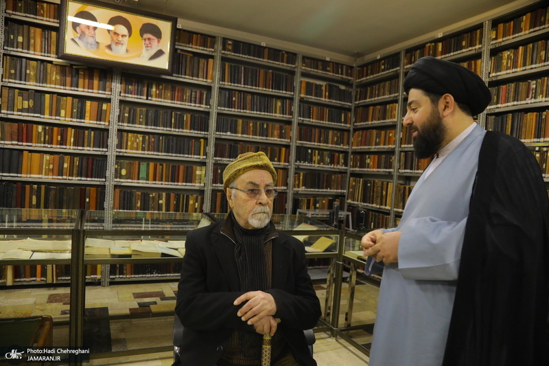 مراسم اهدای نسخه‌های خطی کتابخانه مرحوم آیت الله شاه آبادی به کتابخانه مرحوم آیت الله العظمی مرعشی نجفی