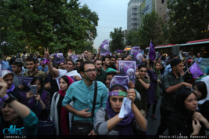 شادی مردم تهران پس از اعلام نتایج انتخابات ۲۹ اردیبهشت 