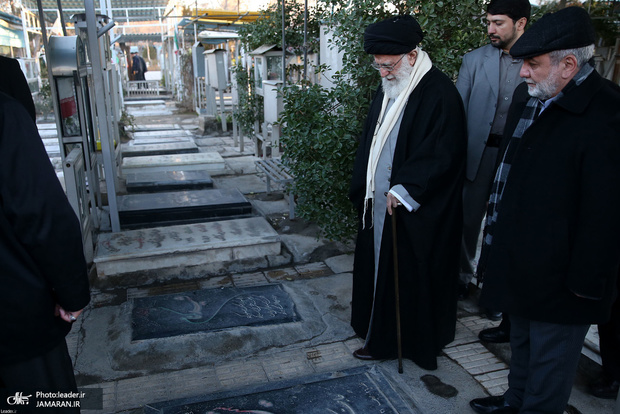 انتقاد رهبر معظم انقلاب از یکسان سازی قبور شهدا