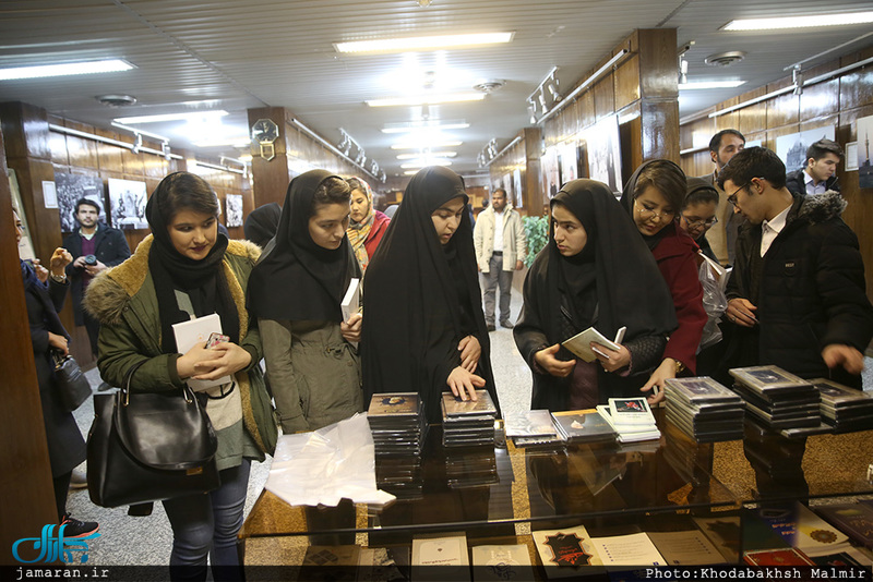 بازدید جمعی از دانشجویان زبان فارسی کشورهای خارجی از بیت امام در جماران 