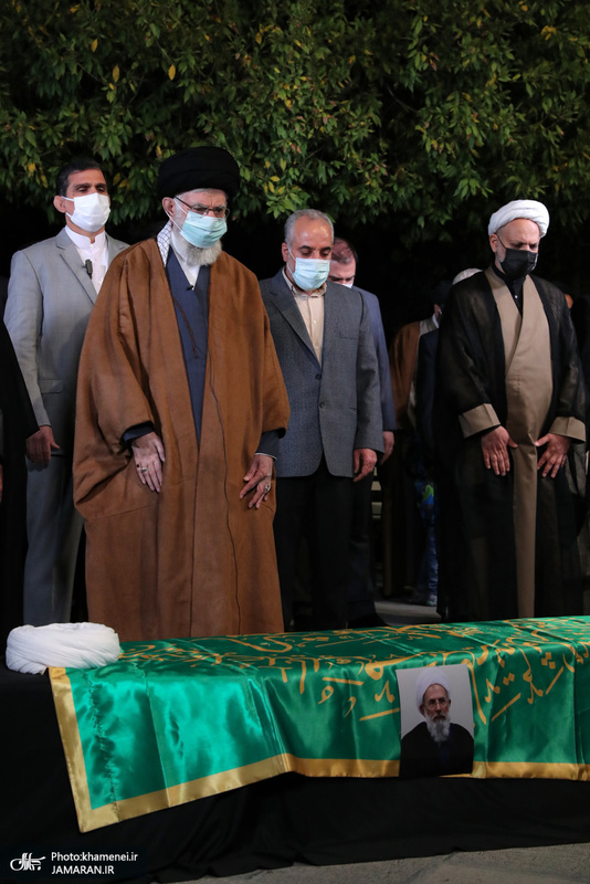اقامه نماز رهبر معظم انقلاب بر پیکر آیت الله ری شهری
