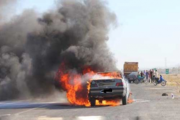 راننده خودروی سواری در میان شعله های آتش سوخت