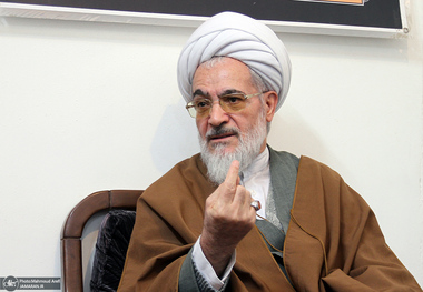 آیت‌الله‌العظمی بیات‌زنجانی: اجنبی نه ایرانی را می شناسد، نه به درستی می‌فهمد که او چه می‌خواهد، نه بدون سلطه و سهم‌خواهی گزاف آن را به ایرانی می‌دهد و نه خودش آن‌قدر دارا و برخوردار است که چیزی به دیگری ببخشد